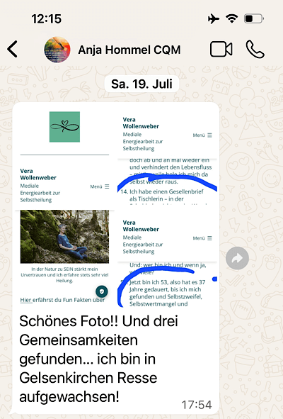 Anja schickt Vera eine WhatsApp Nachricht mit 3 Gemeinsamkeiten, die sie in meinem Artikel "Fun Fakten über mich" entdeckt hat.