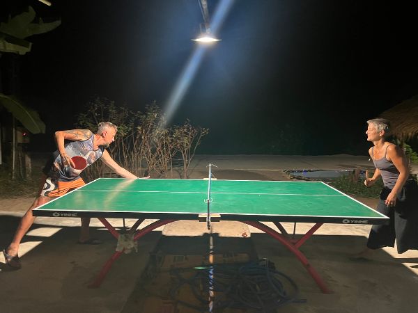 Andy und Vera beim Tischtennis spielen.