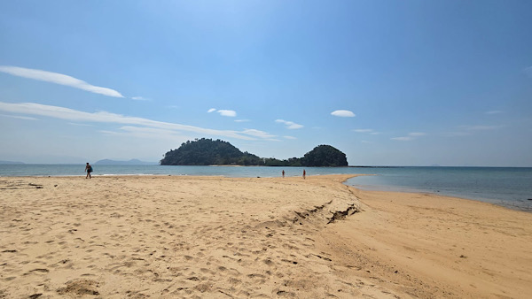 Aus einer anderen Perspektive wirkt der Strand noch weiter, noch stiller.