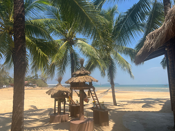 Auf dem Weg zum Pier kommen wir an einem zauberhaft natürlichen Geisterhäuschen vorbei. Es wirkt wie ein Postkartenmotiv und erinnert mich daran, wie selbstverständlich Spiritualität hier in den Alltag eingebunden ist.