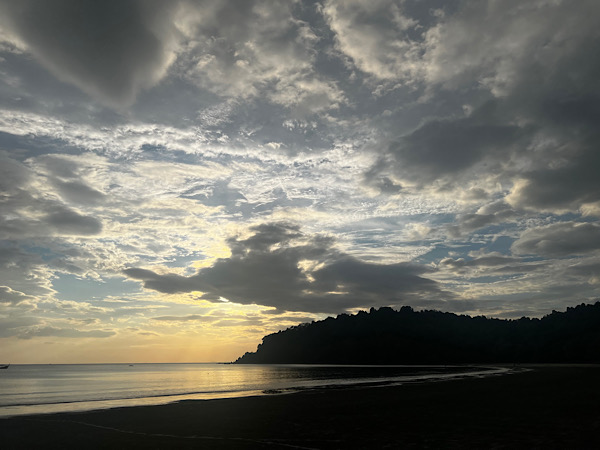 Von Sonnenuntergängen kann ich gar nicht genug bekommen. Und mit Wolken sind sie noch einzigartiger. Dieses Wolkenbild ist ein Unikat - so wird es nie wieder zu sehen sein.