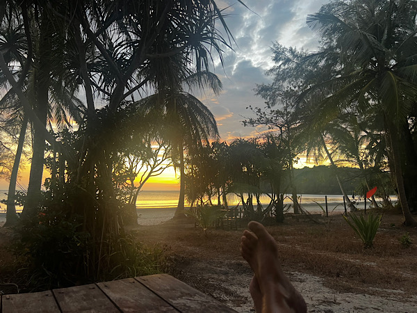 Wunderschöner Sonnenuntergang durch die Palmen - hier ohne Gestrüpp. Abends sitze ich vor dem Bungalow, die Luft noch warm, der Tag klingt langsam aus. Ich spüre Dankbarkeit. Für diese Zeit. Für diese Freiheit. Für dieses einfache Sein.