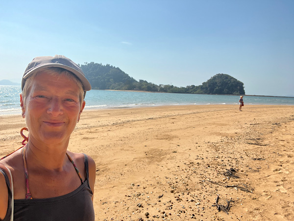 Am Strand angekommen, Barbara im Hintergrund. Die Insel soll bei Ebbe zu Fuß zu erreichen sein. Heute klappt es nicht ganz. Wir waten ungefähr 1/3 des Weges, haben ein bisschen im Wasser geplanscht und geschnackt und suchen bald darauf den Schatten. Die Sonne meint es ernst.