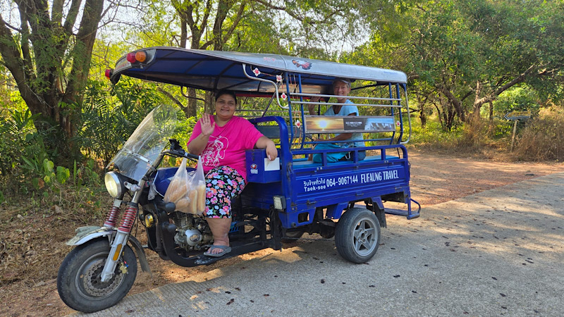 Tuktuk-Taxi - unsere Fahrerin kämpft sich tapfer den Hügel hinauf. Zu zweit hinten drin schafft es das Gefährt gerade so. Sechs Personen hätten Platz – doch ich vermute, dann wären wir den Berg zu Fuß hochgelaufen. Ab hier geht es zu Fuss weiter.