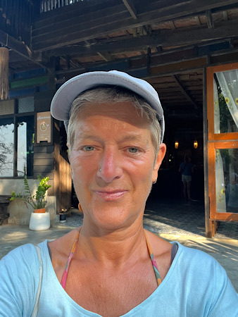 Kurz vor dem Village halte ich inne, hier beginnt die Straße am Strand, jetzt nur noch ein Stück die Straße entlang. Von dort können wir ein Tuktuk-Taxi nehmen.