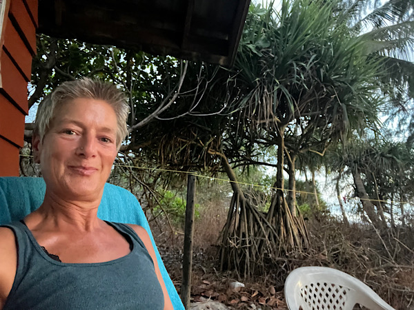 Vera sitzt vor dem Bungalow. "Ich genieße es sehr - danke für einen weiteren Tag im Paradies - bewusst gelebt."
