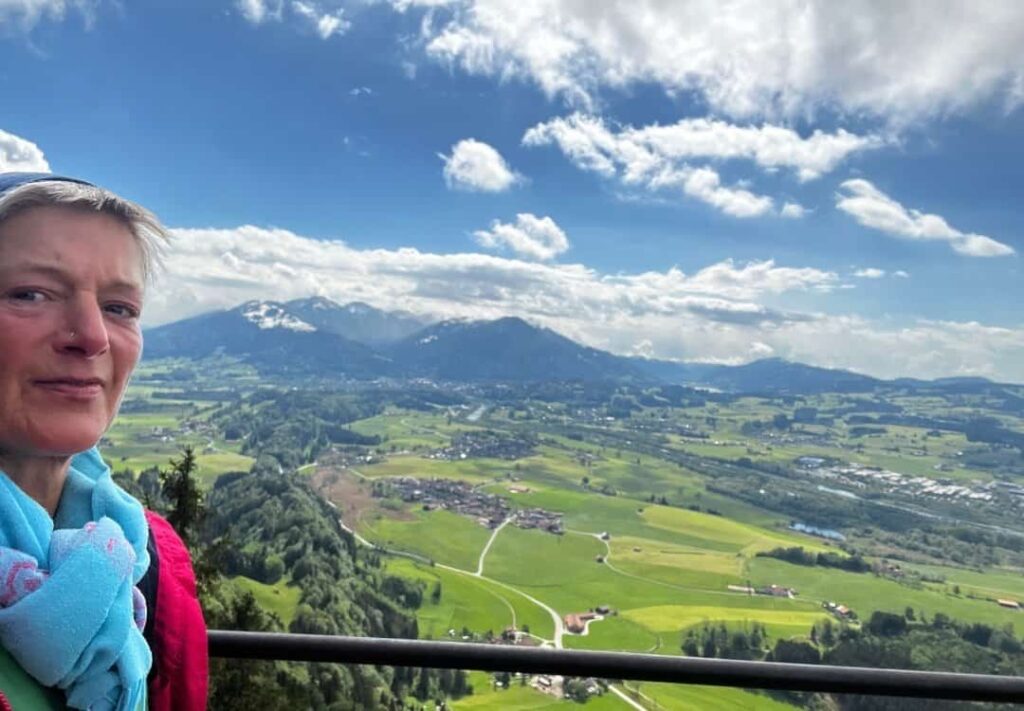 Vera auf dem Falkenstein mit Blick in dei Weite auf den Berg "Mittag" und die Nagelfluhkette.