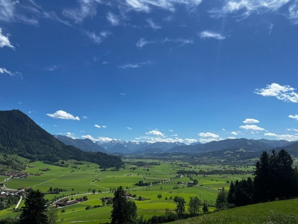 Ausblick auf die Alpen vom Pavillion über Rettenberg