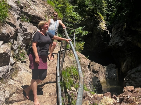 Manuela und Toni, echte Barfuß-Fans, in der Natur