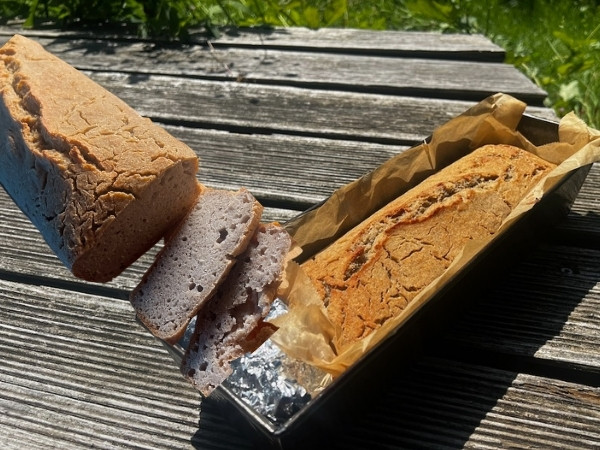 Selbstgebackenes Brot aus gekeimtem, fermentiertem Buchweizen