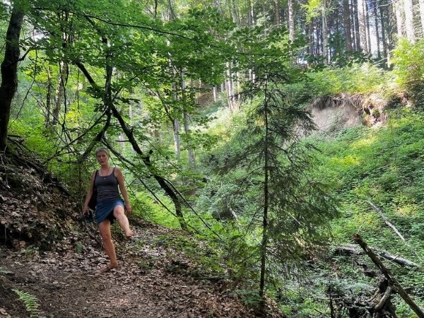 Nackte Füße auf weichem Waldboden beim Barfußwandern