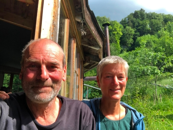 Peter und Vera vor der Hütte in Humbach