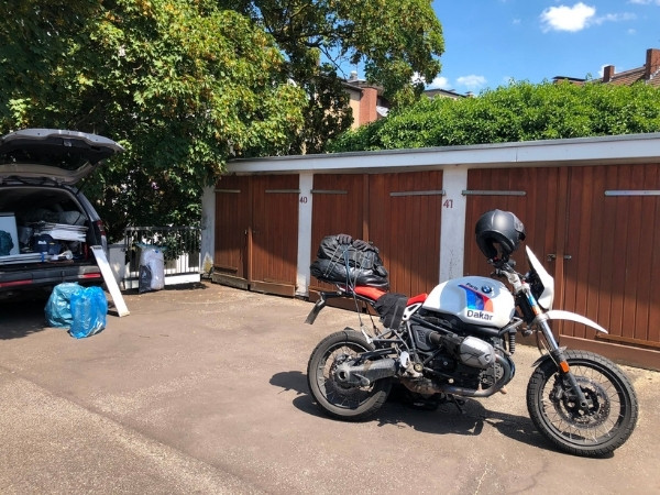 Peters Motorrad vor seiner Garage in Duisburg
