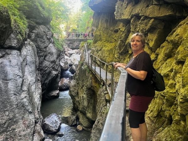 Manuela wandert barfuß durch die Starzlachklamm