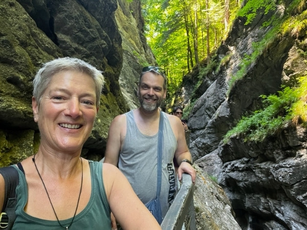 Vera und Toni bei der Wanderung durch die Starzlachklamm