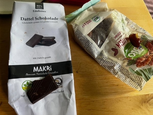 Veras liebste Süßigkeit: Makri-Schokolade mit Datteln, zuckerfrei