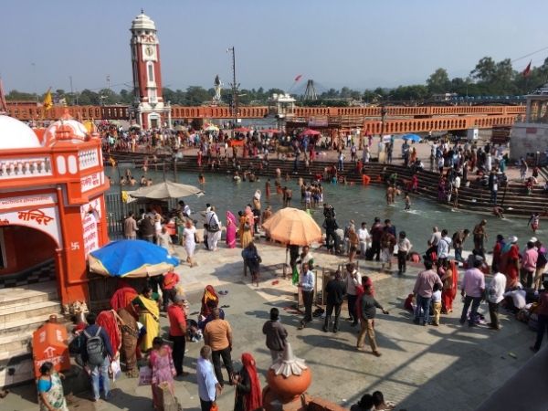 Badestufen am Ganges in Haridwar, ein Ort, an dem viele Menschen sich für das Göttliche öffnen.